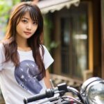 バイクで待ち合わせ中の女性