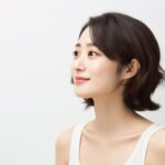 横を向くお団子ヘアの女性