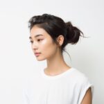 横を向くお団子ヘアの女性