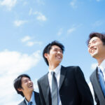 同期で入社した3人の社会人男性