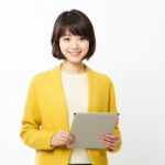 タブレットを使用しながら業務管理をする女性