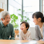 最近の孫の成長を楽しく話す母と祖父