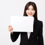 メッセージボードを掲げる会社員女性