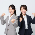 ファイティングポーズをしたスーツの女性2人