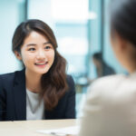 仕事の休憩に笑いながら会話をしている女性たちの様子