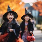 ハロウィンに魔女コスプレをする若い女性