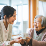 高齢者たちとのふれあいで笑顔と温かさを共有する女性