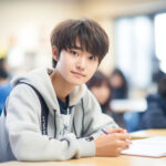 少し緊張した表情の中学生男子