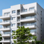 洗練された外観が特徴的な白いマンション