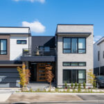 住宅地の一角に建てられた2階建て住居