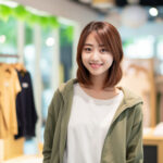 雑貨と洋服販売のお店で働く若い女性