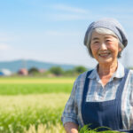 自慢の畑で元気に働くおばあさんのポートレート