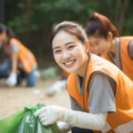 公共の場で仲間たちと共にゴミを集める女性