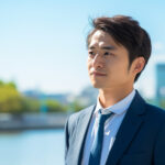 真剣な表情をした社会人男性