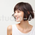 明るく笑顔で笑うロングヘアの女性