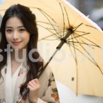 雨の日も楽しむ若い女性