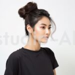 横を向くお団子ヘアの女性