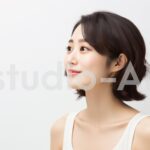 横を向くお団子ヘアの女性