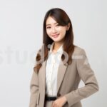 ライトカラーのスーツを着た女性会社員