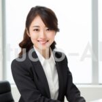 明るいグレーのスーツを着た女性会社員