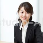 笑顔で職場を明るくする黒いスーツの女性