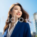 屋外で黄昏る美しい会社員女性