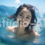 海風になびく髪が素敵な女性