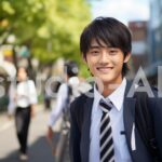 爽やかな学生服姿の男性