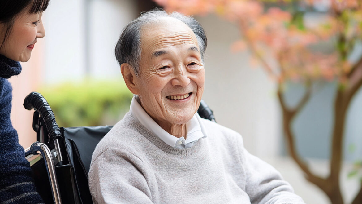 車椅子に乗る介護される老人男性