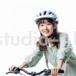 自転車で颯爽と走る女性