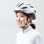 自転車で颯爽と走る女性