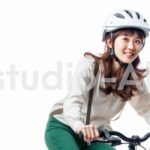 会社まで自転車で向かう女性