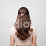 美しく滑らかなロングヘアを披露する女性