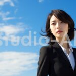 斜め上を見ているスーツ姿の社会人女性