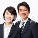 正面を向く男女の会社員