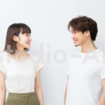 見つめ合う若い男女