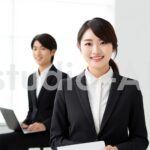 休憩中に微笑む二人の会社員