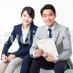 ソファに座る会社員の男女