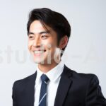 爽やかな笑顔を見せる新人男性社員