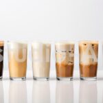 アイスラテに生クリームやコーヒーチョコを入れたドリンク