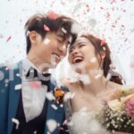 青と白のフラワーシャワーで祝われる結婚式