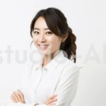 腕を組んで笑う若い女性の会社員