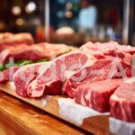 鮮度のいい肉が用意されたレストランの調理場