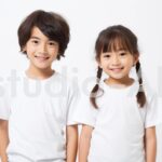 笑って見つめ合う男の子と女の子