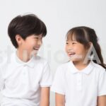 笑顔で見つめ合う男の子と女の子