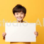 可愛い男の子がホワイトボードを見せます