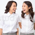 2人の会話が楽しくて笑っている女性