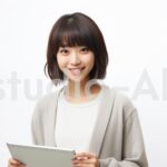 ニヤッとしながらタブレット型端末を持つ女性