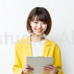 アンケート調査をタブレットで行っている女性