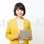 笑顔でタブレット操作を教えてくれる女性